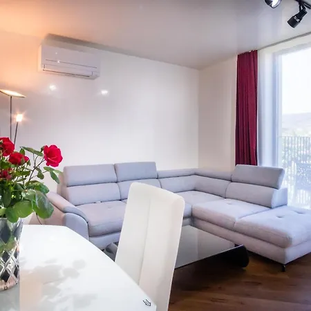 Apartment Luxury In Building K55 With Free Garage Warna