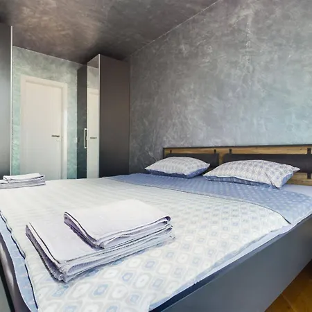 Luxury In Building K55 With Free Garage Warna